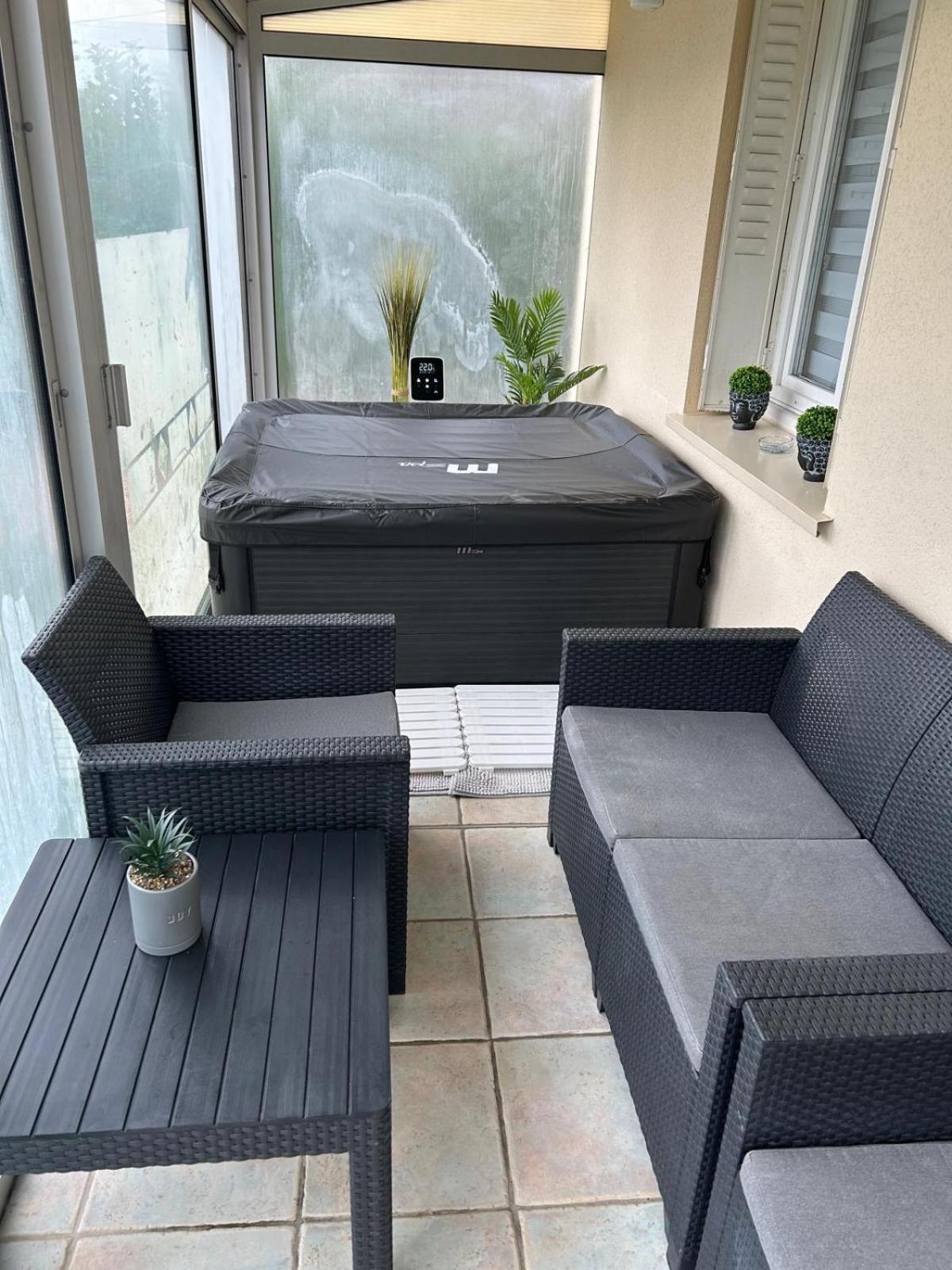 Jolie Independante Climatisee 3 Confort 6 Couchages, Piscine Chauffee 4 X 8 Disponible De Mai A Fin Septembre, Jacuzzi 4 Places, Boulodrome Eclaire, Ping-pong, Wifi, Proche Commerces Animaux Domestiques Sur Demande * Bretenoux