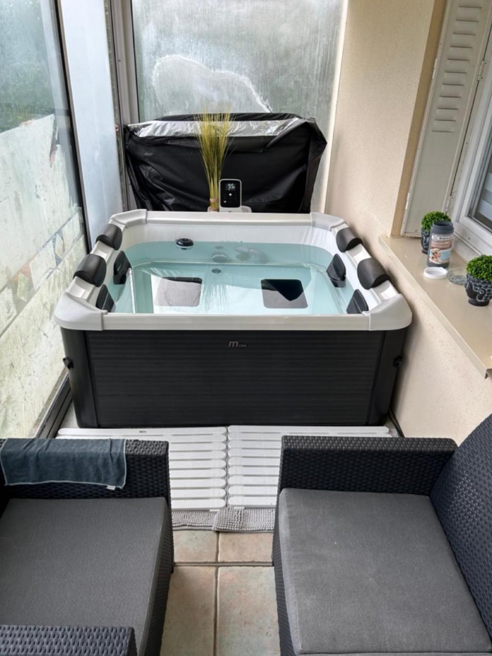 Jolie Independante Climatisee 3 Confort 6 Couchages, Piscine Chauffee 4 X 8 Disponible De Mai A Fin Septembre, Jacuzzi 4 Places, Boulodrome Eclaire, Ping-pong, Wifi, Proche Commerces Animaux Domestiques Sur Demande Bretenoux